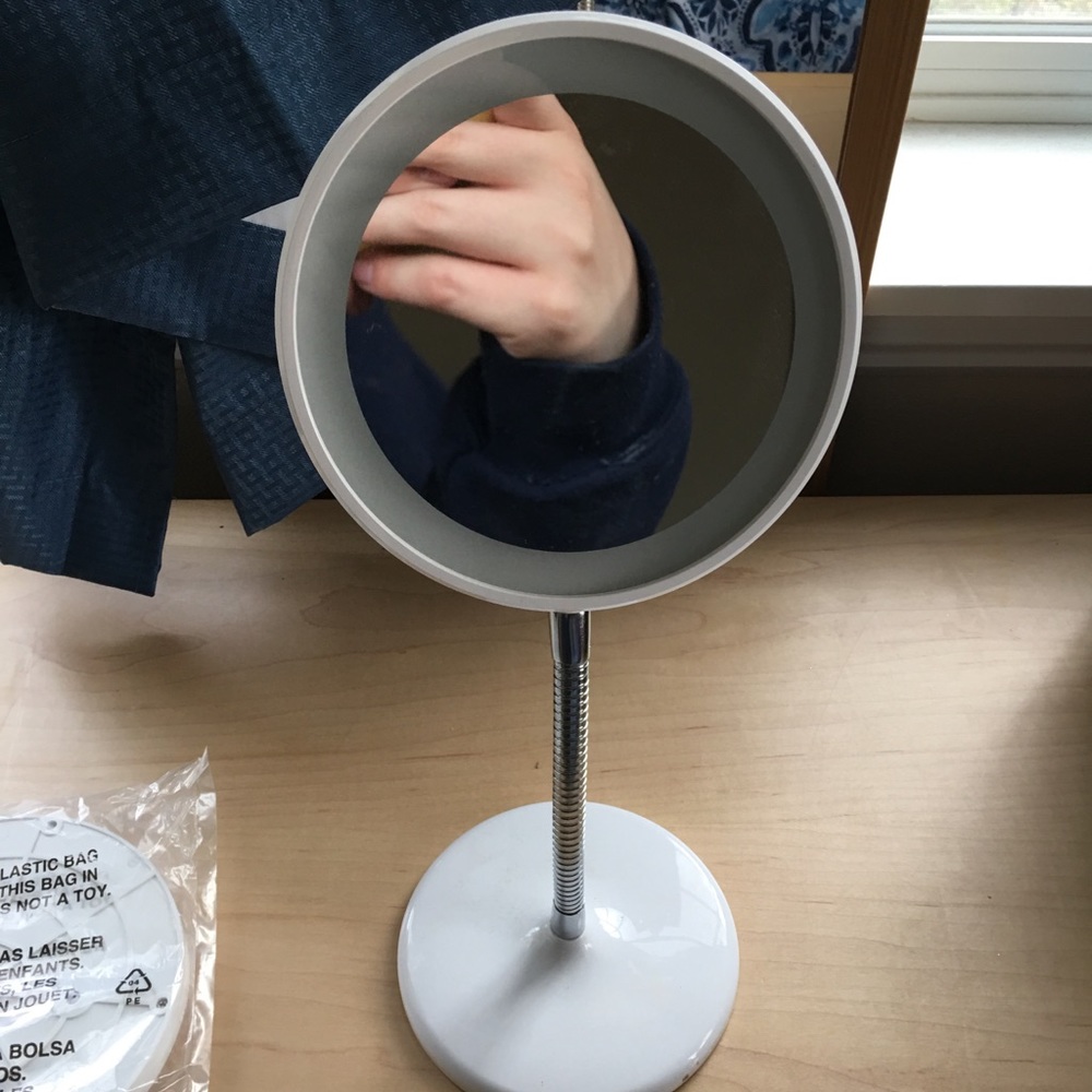 Battery operated ring light make-up mirror